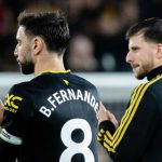 Bruno Fernandes dan Mason Mount tepuk tangan ke fans usai laga Wolves vs Manchester United