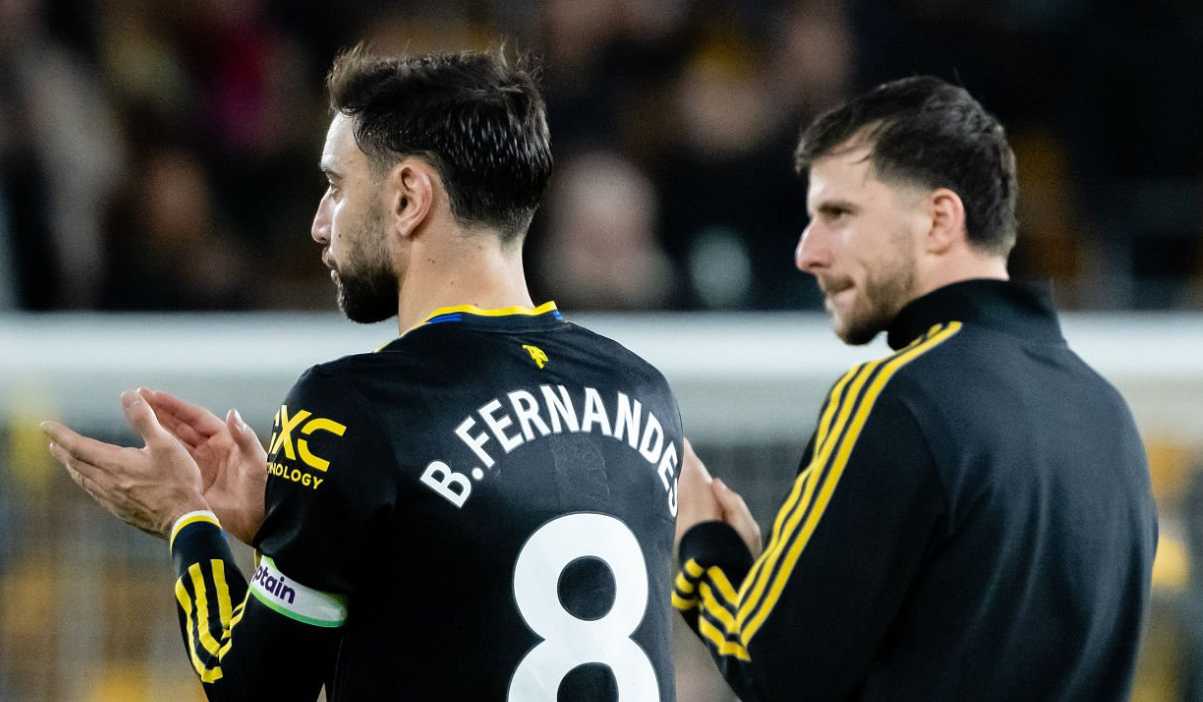 Bruno Fernandes dan Mason Mount tepuk tangan ke fans usai laga Wolves vs Manchester United Bruno Fernandes dan Mason Mount tepuk tangan ke fans usai laga Wolves vs Manchester United