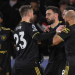 Bruno Fernandes merayakan golnya bersama rekan-rekannya