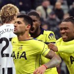 Cristian Romero merayakan golnya ke gawang Newcastle United