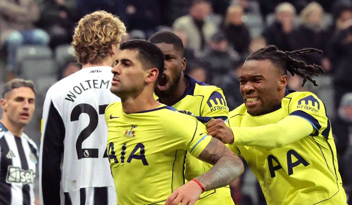 Cristian Romero merayakan golnya ke gawang Newcastle United Cristian Romero merayakan golnya ke gawang Newcastle United