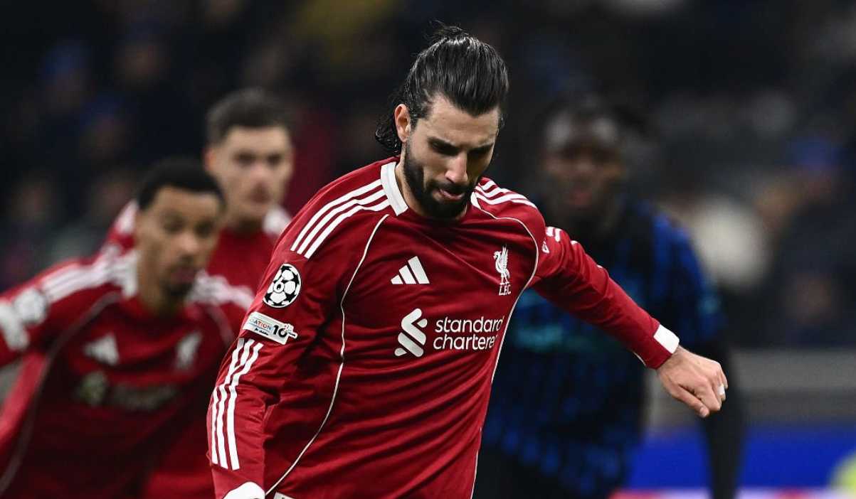 Dominik Szoboszlai mengeksekusi penalti di laga Inter vs Liverpool Dominik Szoboszlai mengeksekusi penalti di laga Inter vs Liverpool