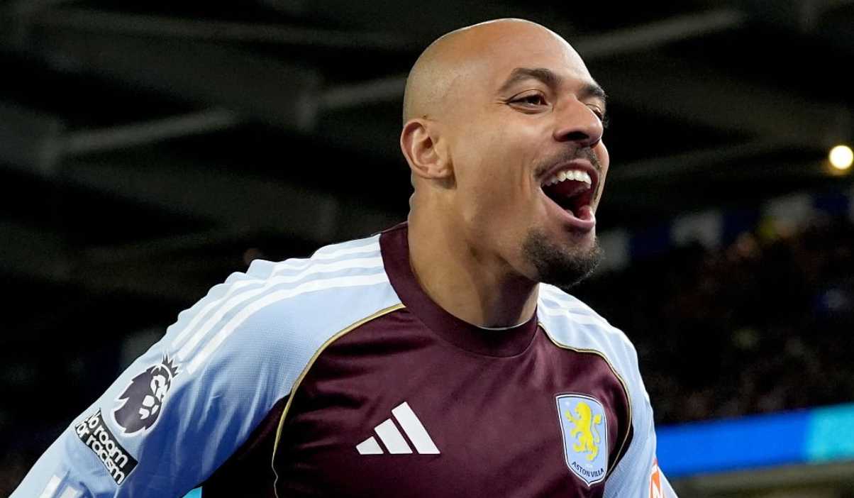 Donyell Malen merayakan golnya untuk Aston Villa Donyell Malen merayakan golnya untuk Aston Villa