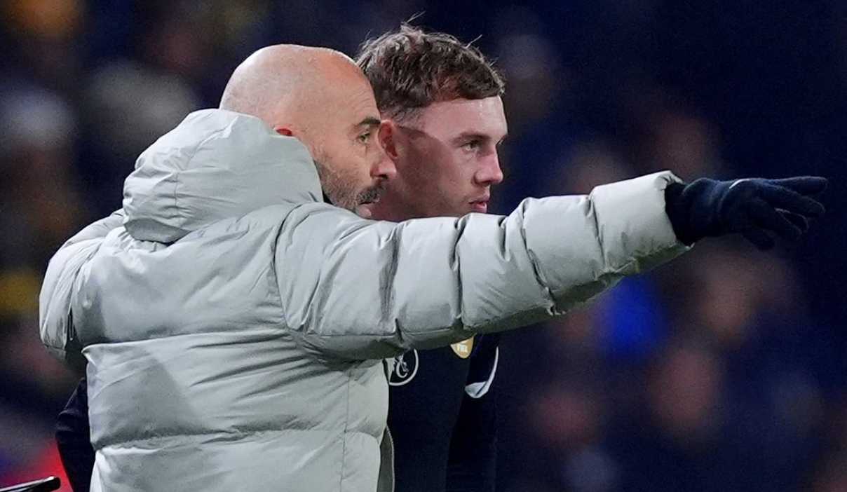 Enzo Maresca memberi instruksi pada Cole Palmer Enzo Maresca memberi instruksi pada Cole Palmer