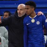 Maresca Konfirmasi Cedera Estevao dan Menilai Performa Pemain Pelapis Chelsea Enzo Maresca memberikan instruksi kepada Estevao