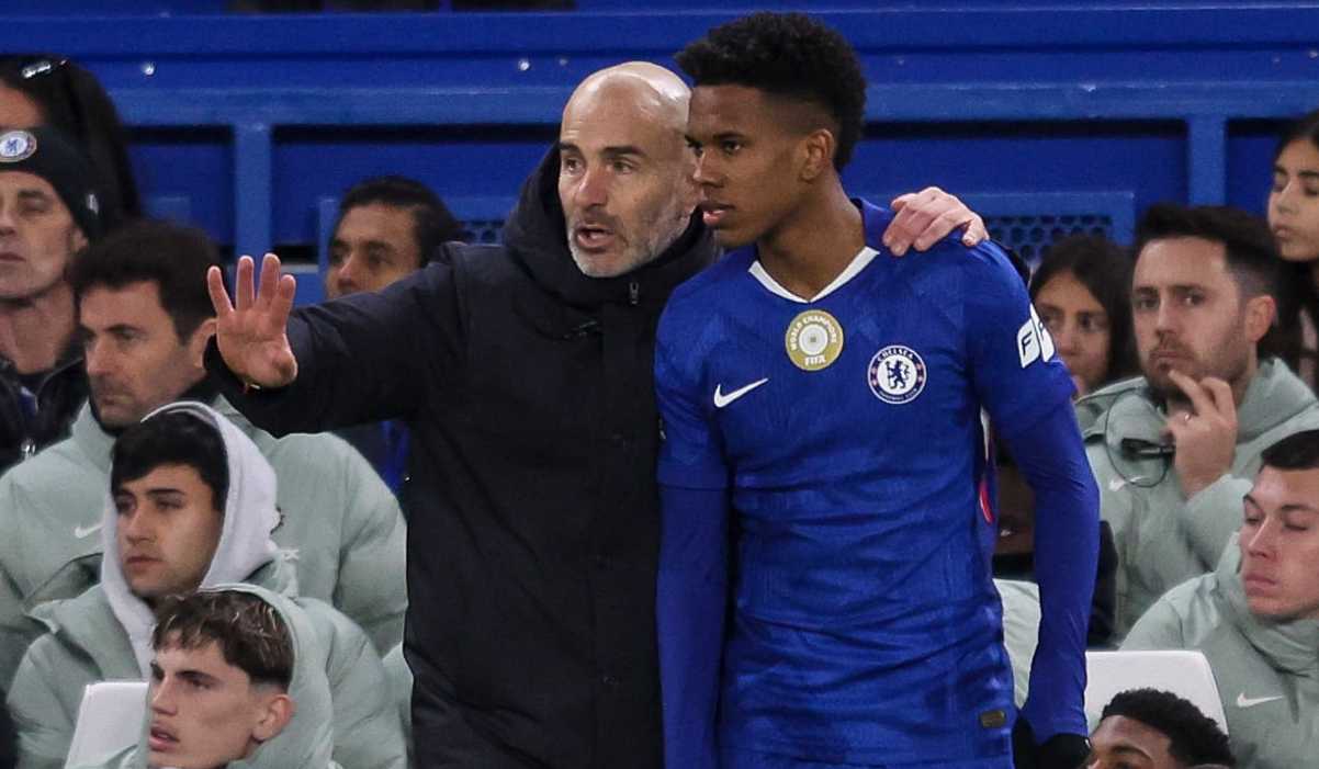 Enzo Maresca memberikan instruksi kepada Estevao