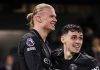 Erling Haaland merayakan golnya bersama Phil Foden