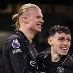 Erling Haaland merayakan golnya bersama Phil Foden