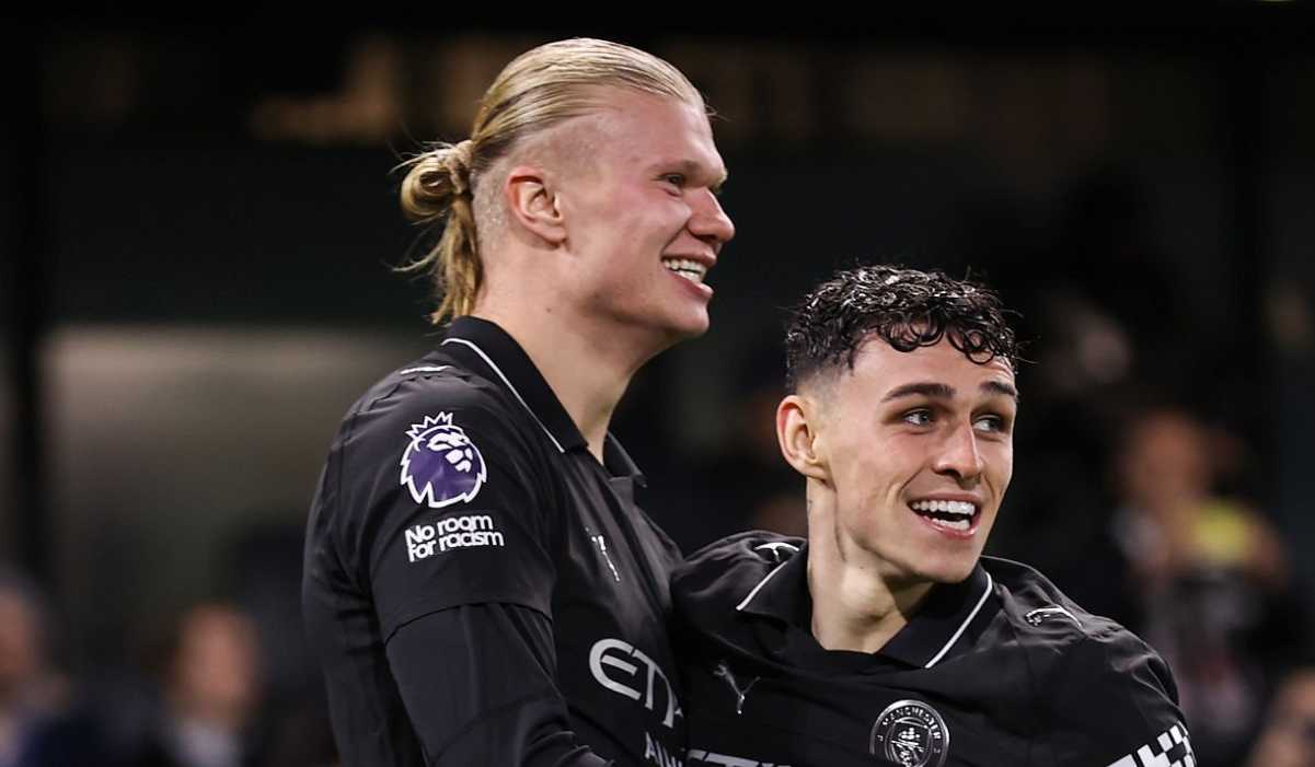Erling Haaland merayakan golnya bersama Phil Foden