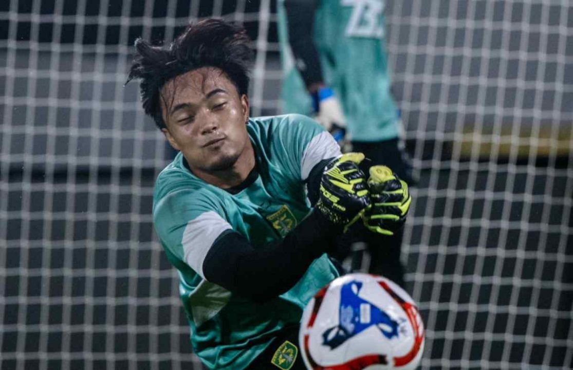 Ernando Ari di Sesi Latihan Persebaya Jelang Hadapi PSM