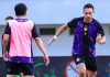 Ezra Walian di sesi latihan Persik Kediri Sebelum Natal