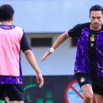Ezra Walian di sesi latihan Persik Kediri Sebelum Natal