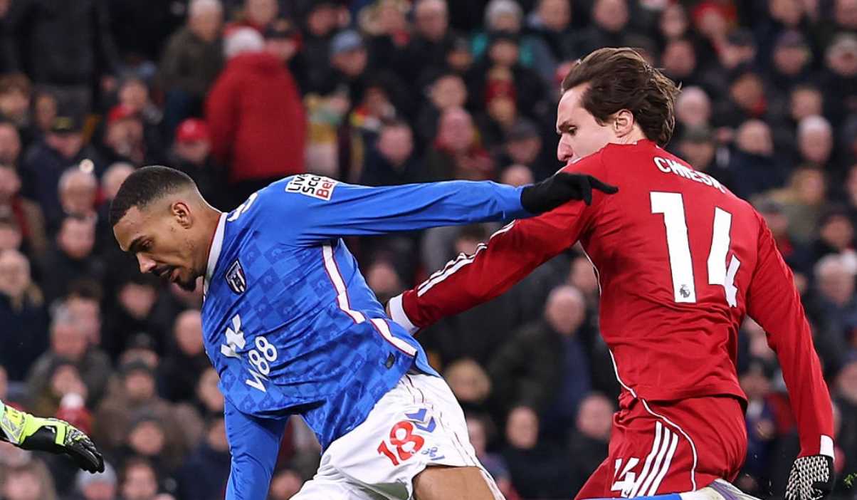 Federico Chiesa cegah peluang mencetak gol Wilson Isidor Federico Chiesa cegah peluang mencetak gol Wilson Isidor