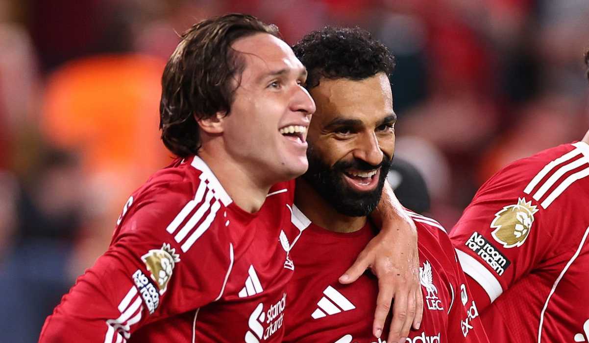 Federico Chiesa dan Mohamed Salah merayakan gol di Liverpool