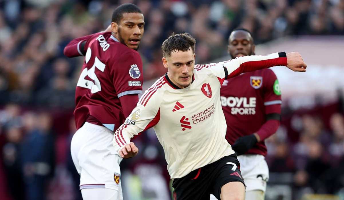 Florian Wirtz melewati hadangan para pemain West Ham