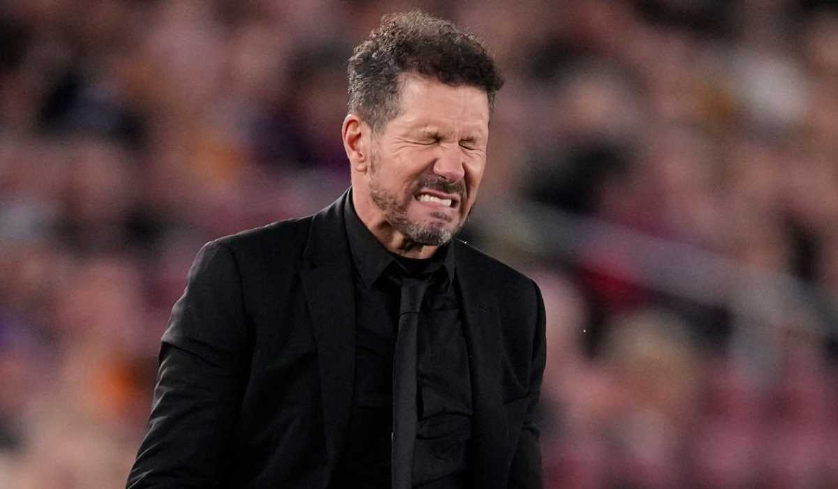 Gestur Diego Simeone selama kekalahan Atletico Madrid dari Barcelona Gestur Diego Simeone selama kekalahan Atletico Madrid dari Barcelona