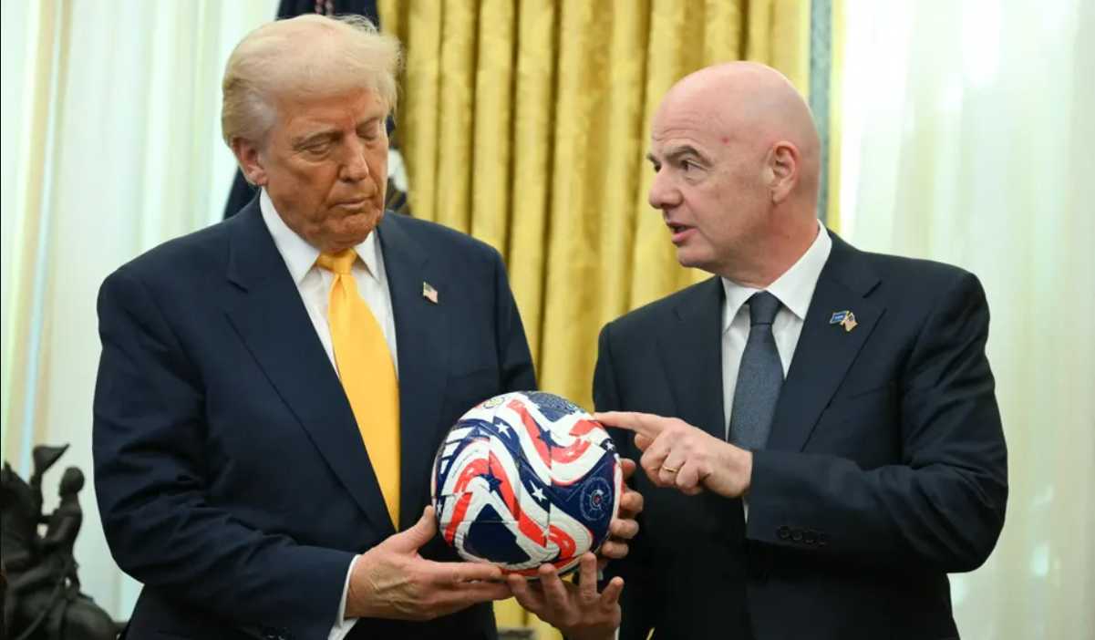 Gianni Infantino bersama Donald Trump Gianni Infantino bersama Donald Trump