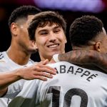 Gonzalo Garcia ikut merayakan gol Kylian Mbappe