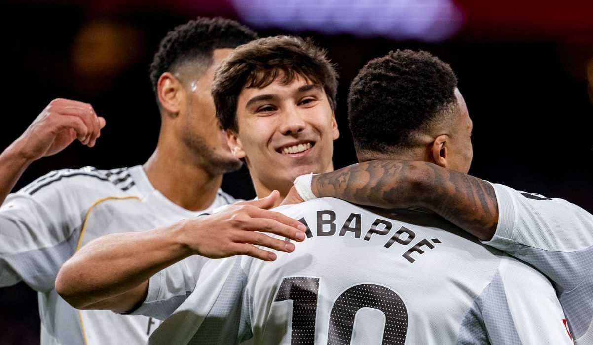 Gonzalo Garcia ikut merayakan gol Kylian Mbappe