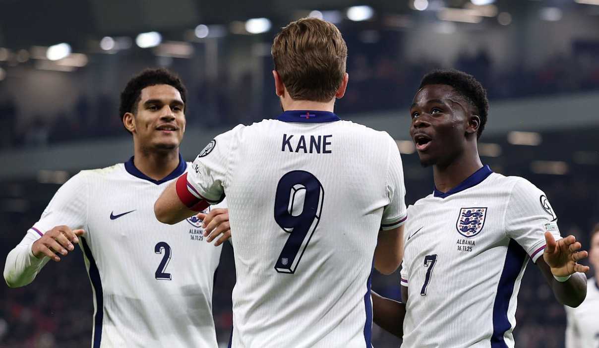 Harry Kane merayakan gol bersama Bukayo Saka dan Jarrel Quansah Harry Kane merayakan gol bersama Bukayo Saka dan Jarrel Quansah