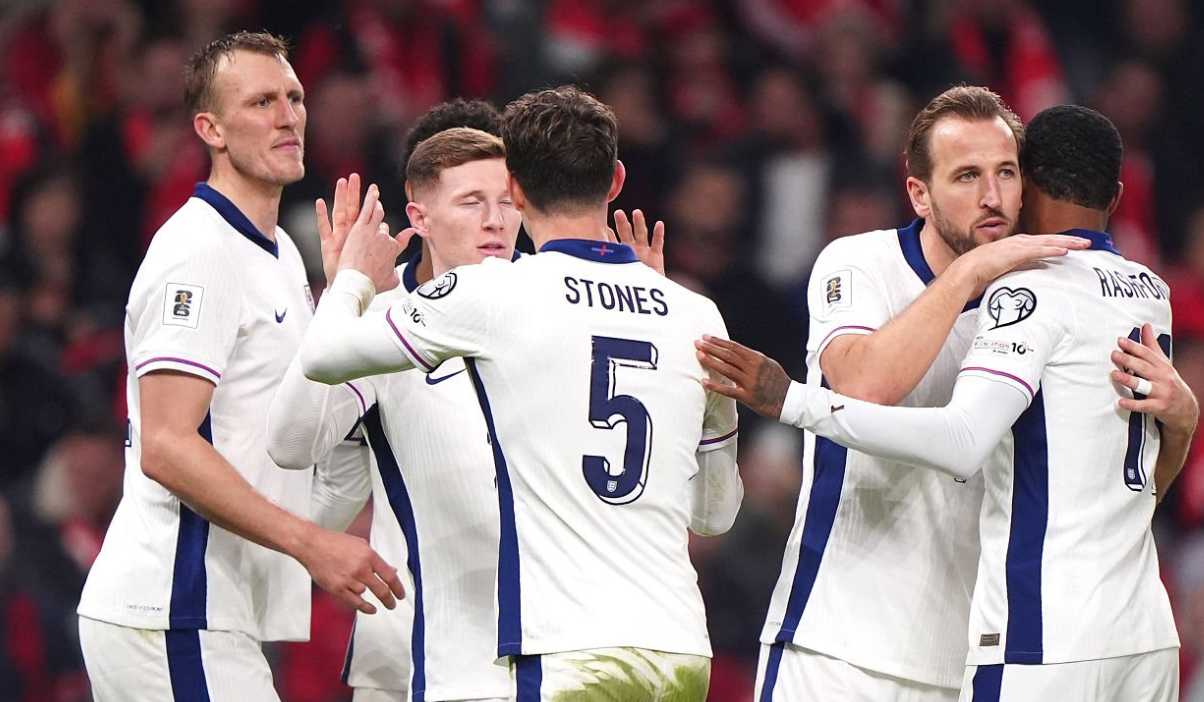 Harry Kane merayakan golnya bersama rekanp-rekannya di Inggris