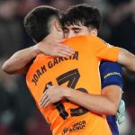 Joan Garcia memeluk Pau Cubarsi di laga Barcelona vs Frankfurt