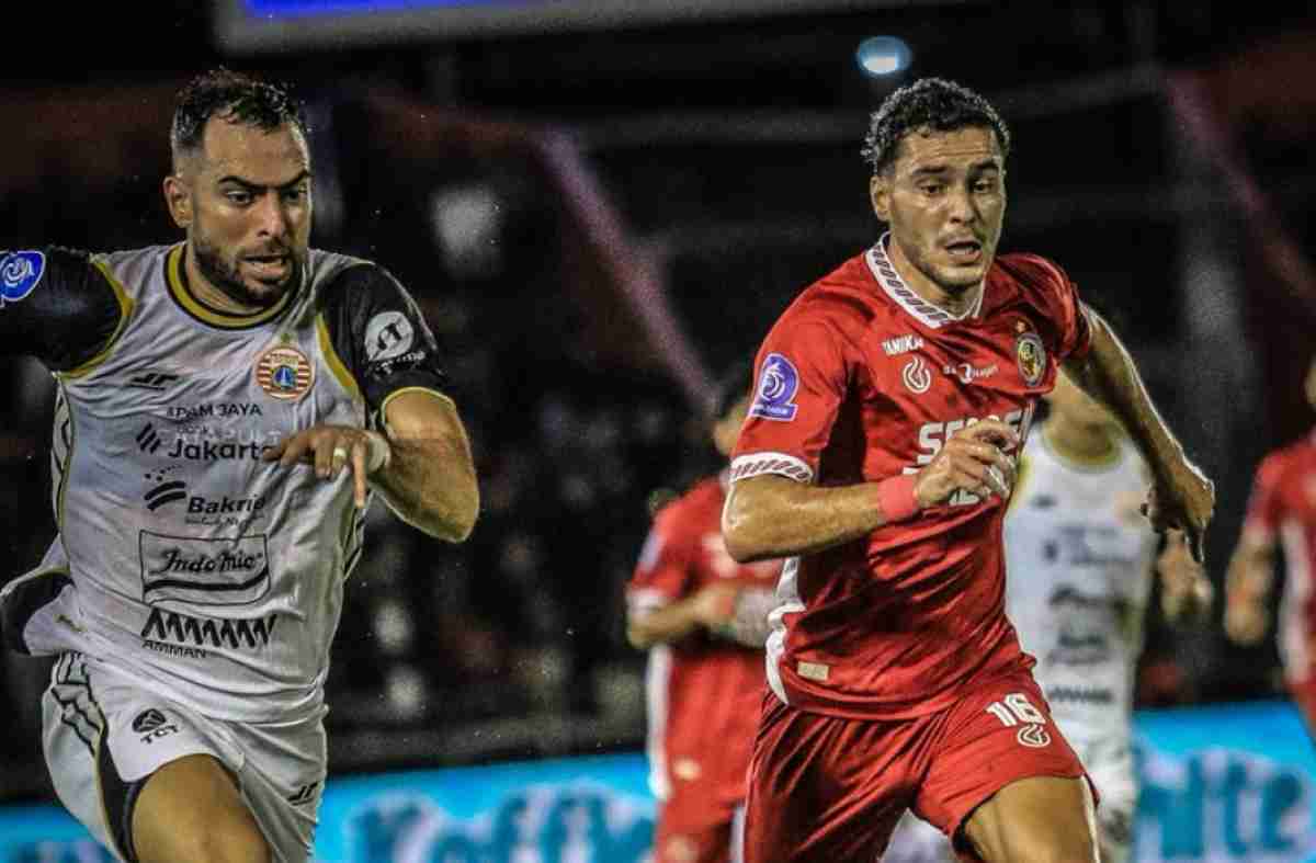 Jordi Amat dalam aksinya di Laga Semen Padang vs Persija Jakarta di pekan ke-15