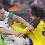 Karim Adeyemi berebut bola dengan Rocco Reitz