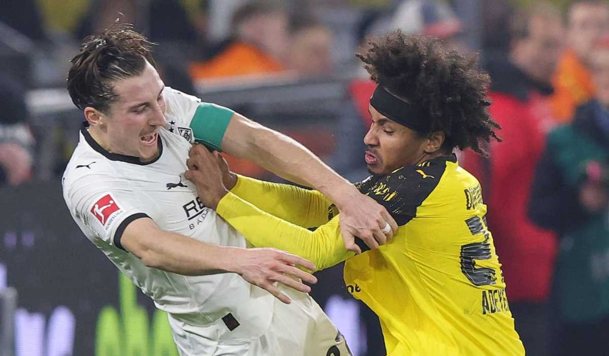 Karim Adeyemi berebut bola dengan Rocco Reitz