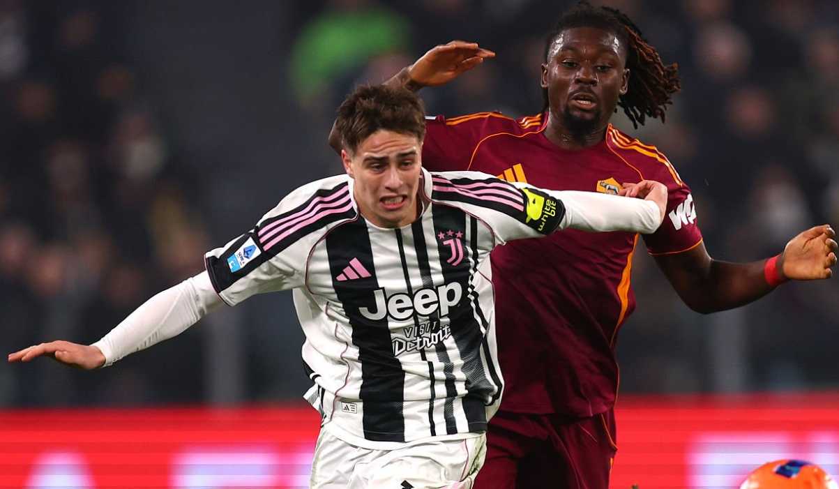 Ken Yildiz mencoba melewati penjagaan Manu Kone