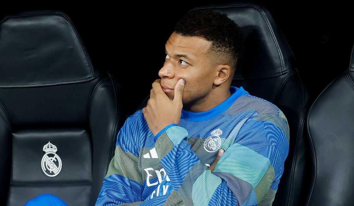 Kylian Mbappe duduk di bench di laga Real Madrid vs Manchester City