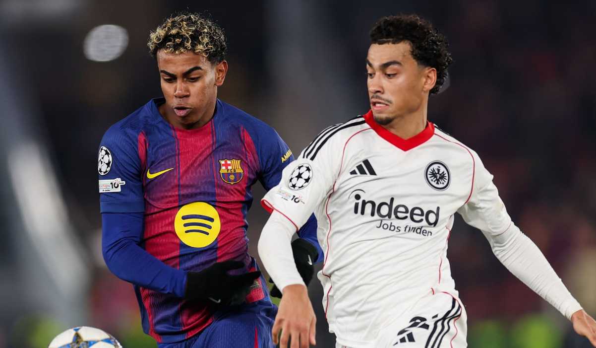 Lamine Yamal berebut bola dengan Nathaniel Brown Lamine Yamal berebut bola dengan Nathaniel Brown