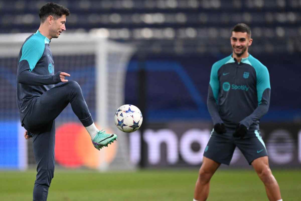 Lewandowski dan Ferran Torres dalam sebuah sesi latihan Barcelona