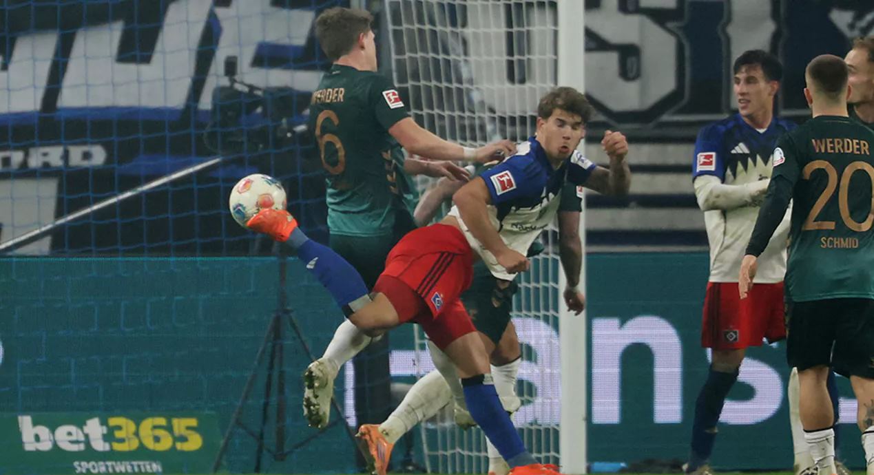 Luka Vuskovic saat cetak gol dengan tumitnya