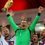 Diisukan Kembali Perkuat Jerman, Manuel Neuer Tak Fokus pada Piala Dunia Manuel Neuer Saat Mengangkat Trofi Piala Dunia Bersama Timnas Jerman