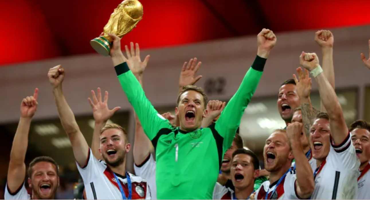 Manuel Neuer Saat Mengangkat Trofi Piala Dunia Bersama Timnas Jerman Manuel Neuer Saat Mengangkat Trofi Piala Dunia Bersama Timnas Jerman