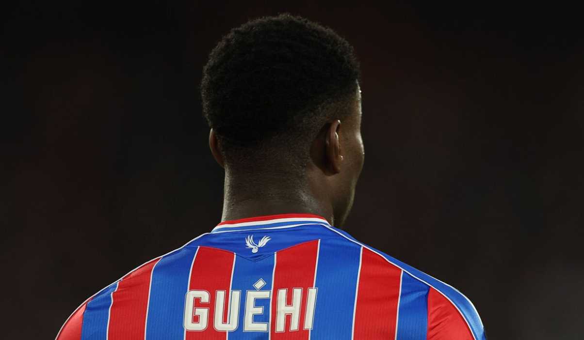 Marc Guehi tampak dari belakang di laga Crystal Palace vs AZ Alkmaar