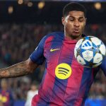 Marcus Rashford mengontrol bola dengan dadanya