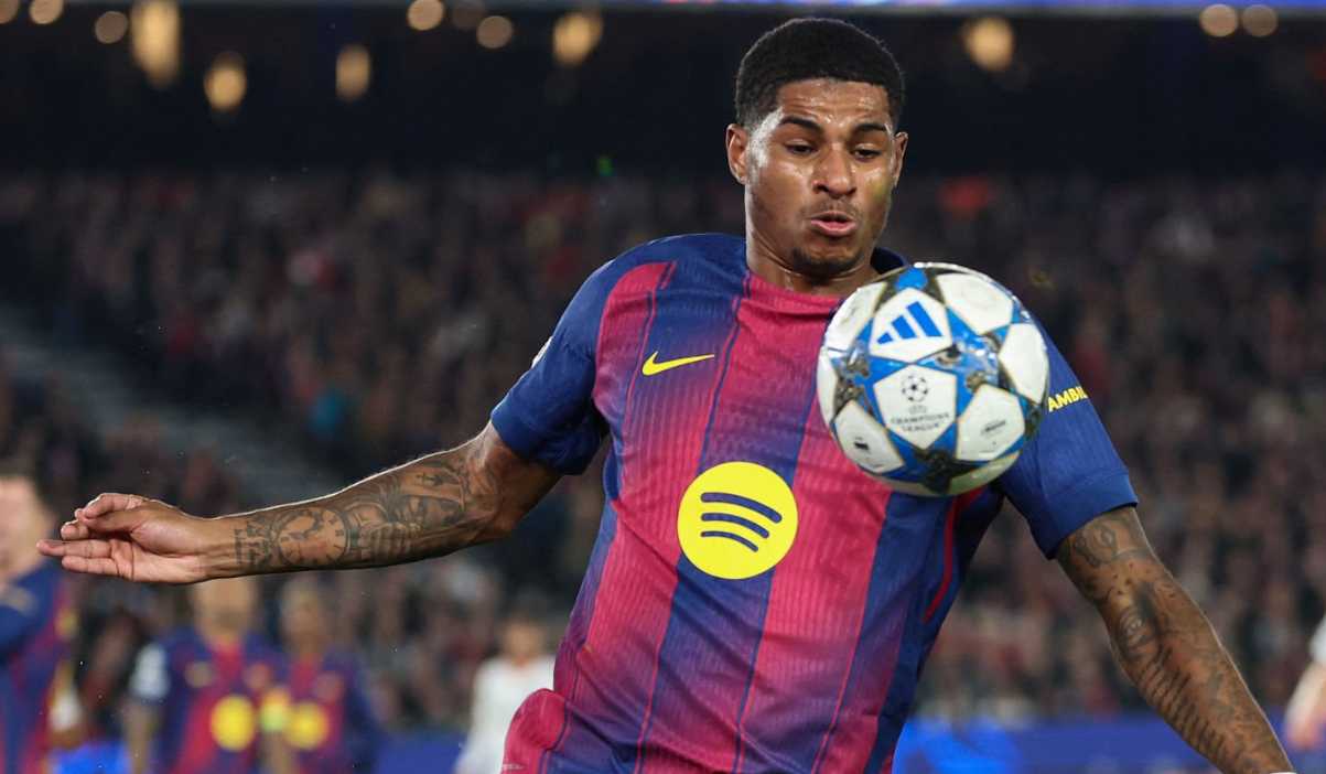 Marcus Rashford mengontrol bola dengan dadanya Marcus Rashford mengontrol bola dengan dadanya