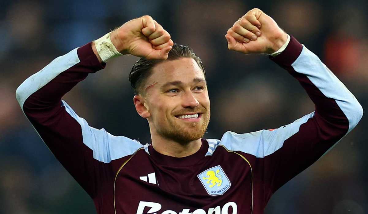 Matty Cash merayakan kemenangan Aston Villa atas Manchester United