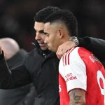 Mikel Arteta memberi instruksi kepada Gabriel Jesus