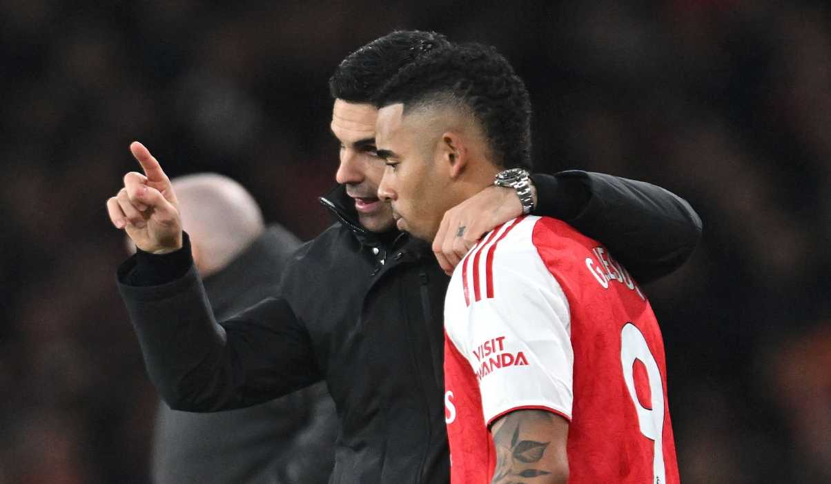 Mikel Arteta memberi instruksi kepada Gabriel Jesus Mikel Arteta memberi instruksi kepada Gabriel Jesus