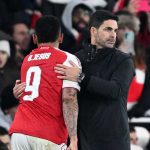 Mikel Arteta memeluk Gabriel Jesus