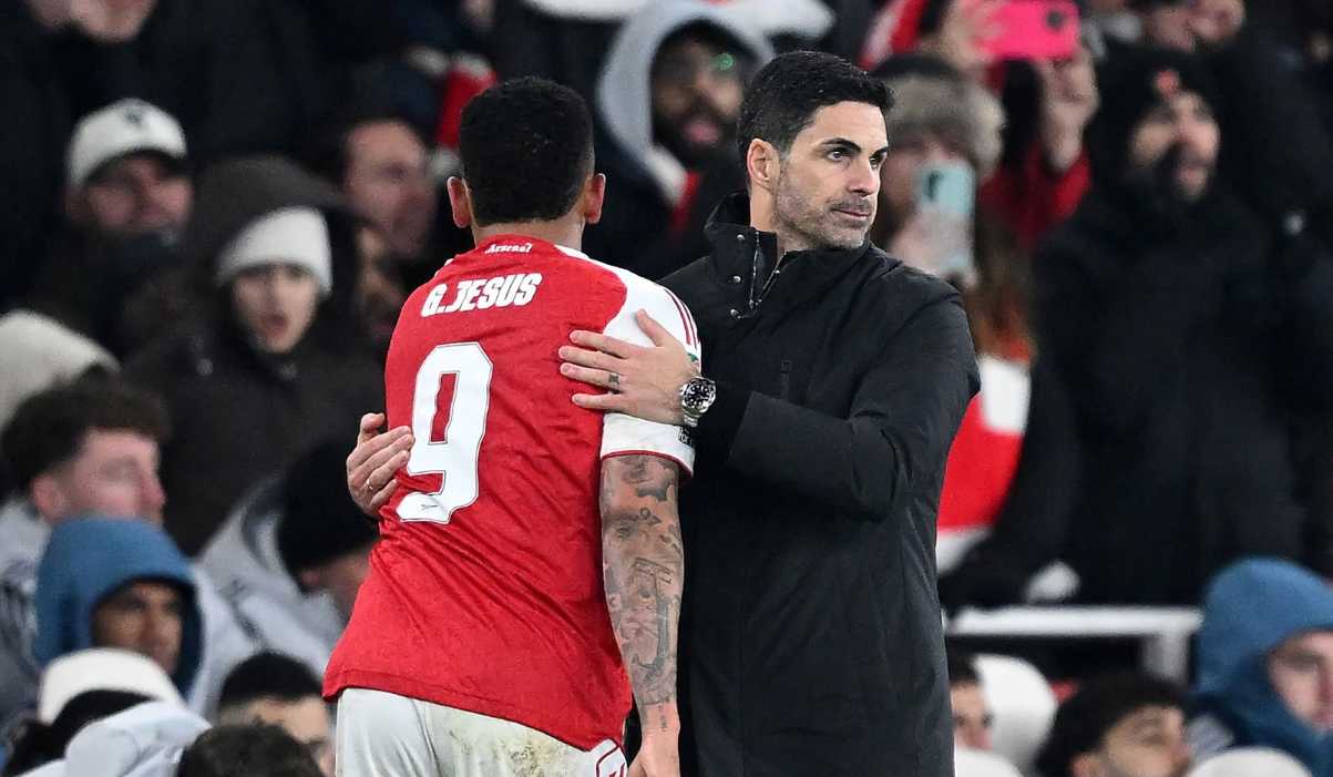 Mikel Arteta memeluk Gabriel Jesus