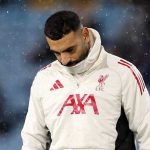Situasi Memanas: Mo Salah Tolak Minta Maaf, Rencana Keluar dari Liverpool Kian Jelas Mohamed Salah dengan jaket Liverpool jelang laga v Leeds