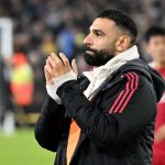 Wawancara Meledak Mohamed Salah Picu Dugaan Laga Terakhirnya Bersama Liverpool Mohamed Salah memberikan salam kepada pendukung Liverpool