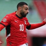 Mohamed Salah mengontrol bola di laga Mesir di Piala Afrika 2025