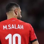 Mohamed Salah tampak dari belakang saat membela timnas Mesir di AFCON