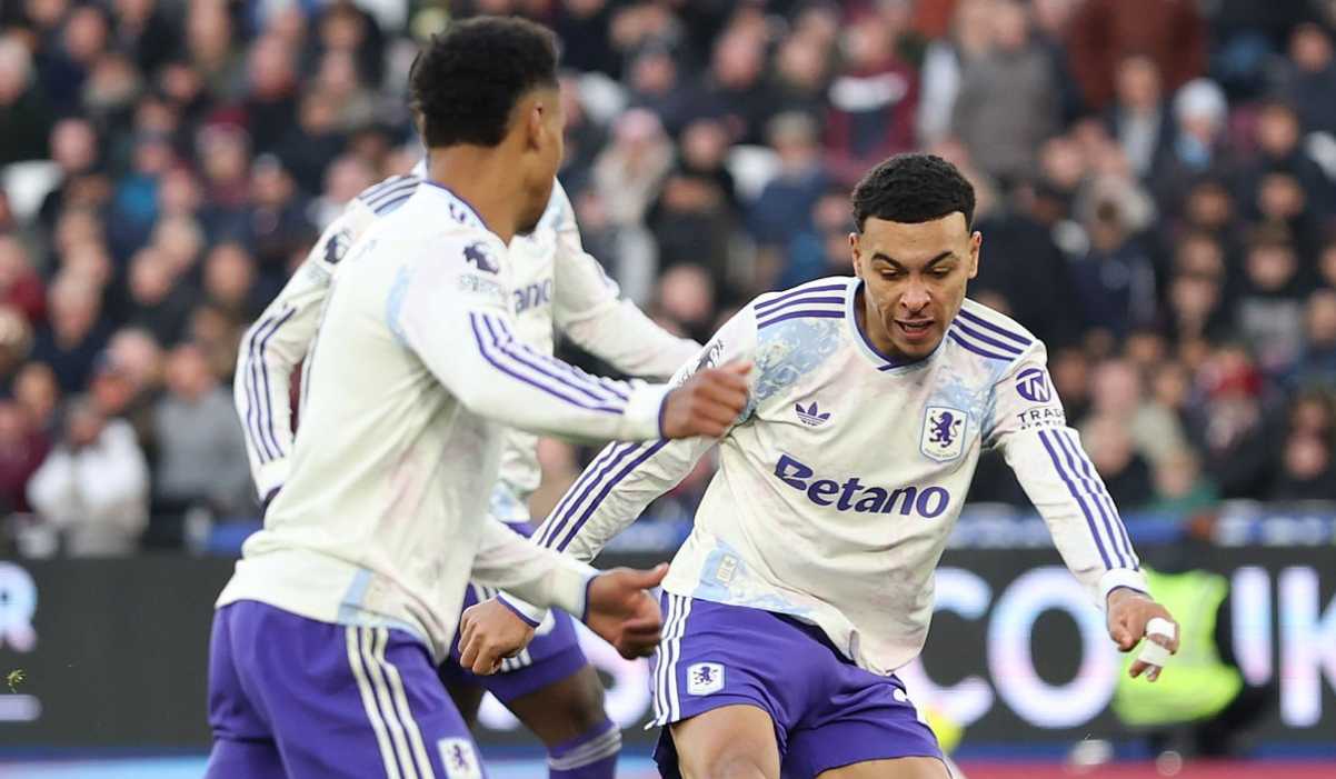 Morgan Rogers lepaskan tembakan ke gawang West Ham