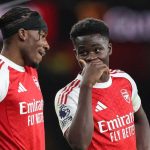 Noni Madueke dan Bukayo Saka berbicara saat bersiap ambil free kick